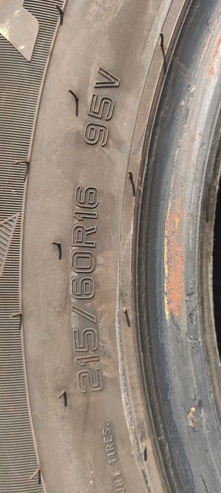 Neumáticos 215/60R16 95V casi nuevos.