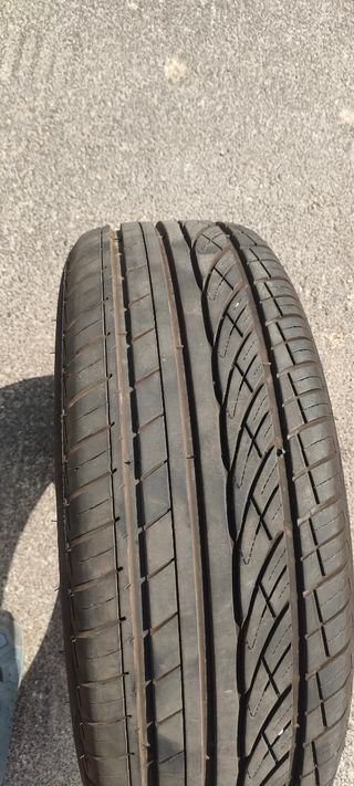 Neumáticos 215/60R16 95V casi nuevos.