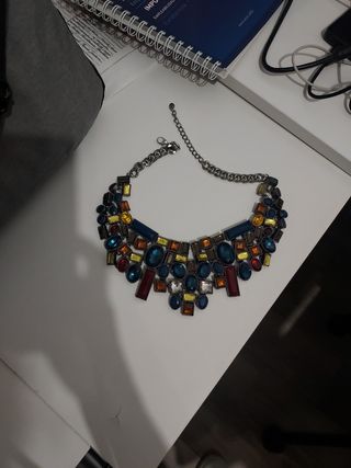 Collar llamativo con piedras