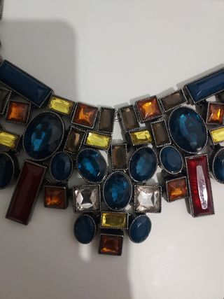 Collar llamativo con piedras