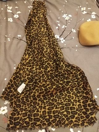 Pañuelo grande estampado leopardo nuevo sin uso