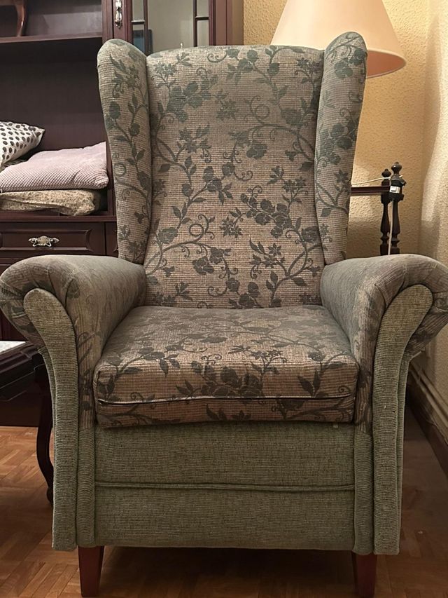 Sillón de tela con estampado floral