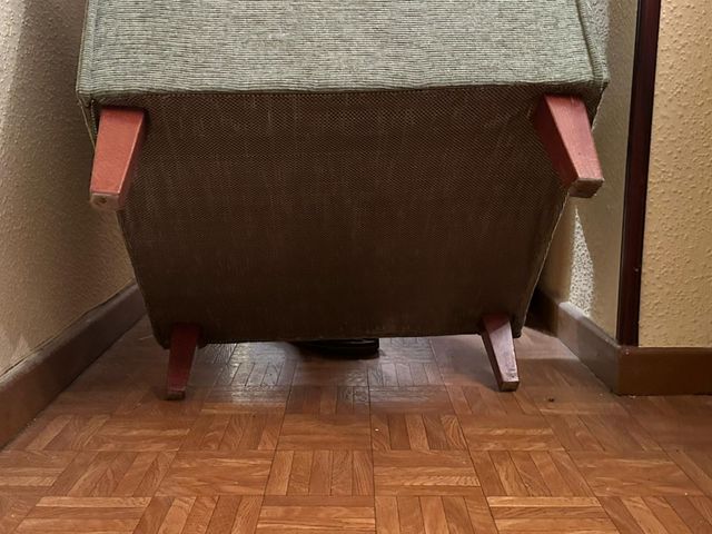 Sillón de tela con estampado floral