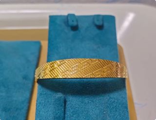 Pulsera dorada con diseño geométrico