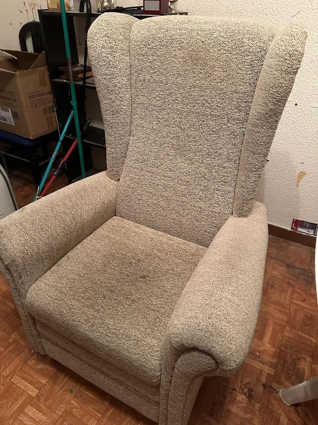 Sillón de tela beige y gris