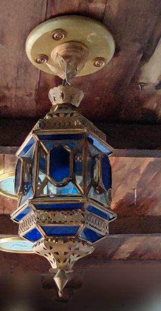 Farol árabe de techo azul y dorado