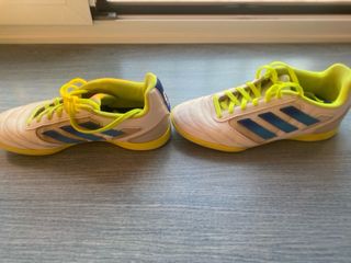 Zapatillas Fútbol Adidas Niño Blancas. 