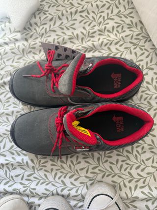 Botas de trabajo grises y rojas