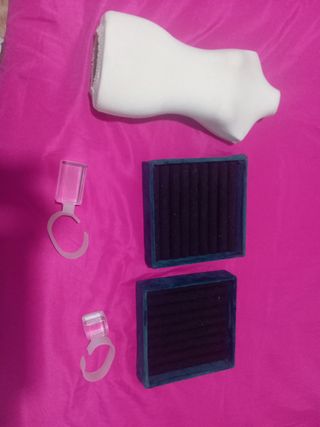 Lote Expositor de anillos, reloj y cadenita