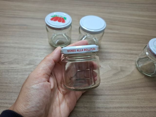 Barattolini di vetro con tappo bianco