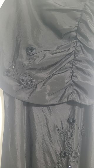Vestido de fiesta negro con bordados