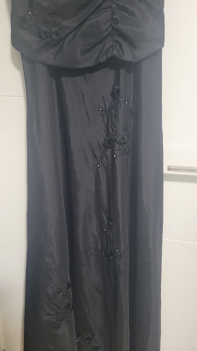 Vestido de fiesta negro con bordados