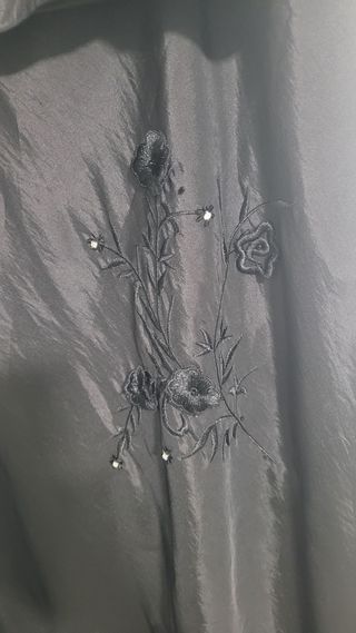 Vestido de fiesta negro con bordados