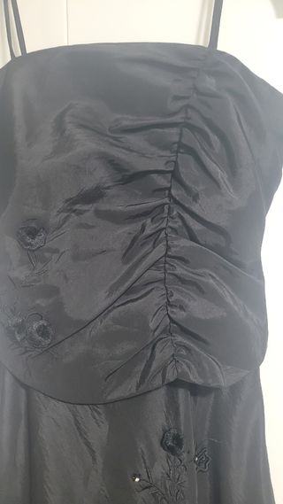 Vestido de fiesta negro con bordados
