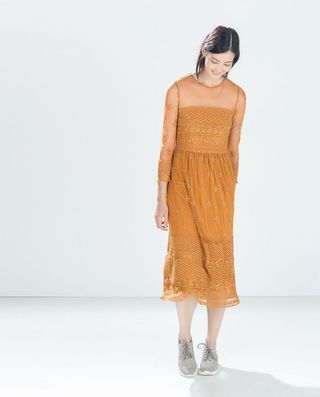 Vestido midi tul mostaza manga larga