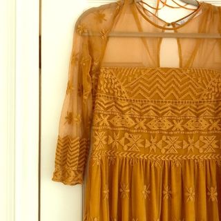 Vestido midi tul mostaza manga larga