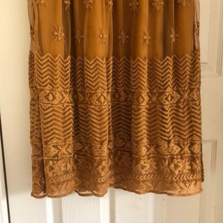Vestido midi tul mostaza manga larga