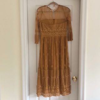 Vestido midi tul mostaza manga larga