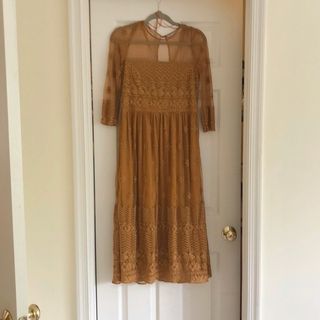 Vestido midi tul mostaza manga larga