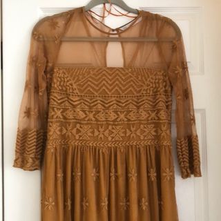 Vestido midi tul mostaza manga larga
