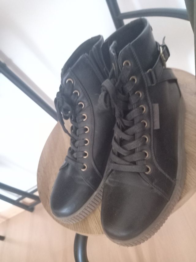 Botas negras con cordones y hebilla