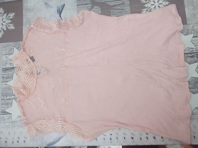 Camiseta con cuello de encaje