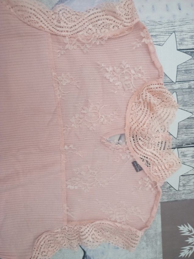 Camiseta con cuello de encaje