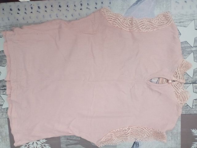 Camiseta con cuello de encaje