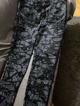 Pantalón negro moderno con estampado bandana