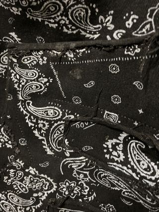 Pantalón negro moderno con estampado bandana