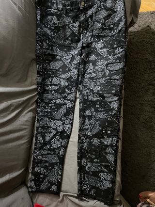 Pantalón negro moderno con estampado bandana