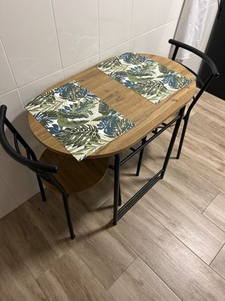 Mesa de cocina y 2 sillas