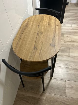 Mesa de cocina y 2 sillas