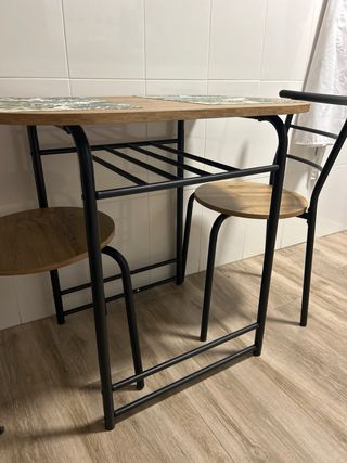 Mesa de cocina y 2 sillas