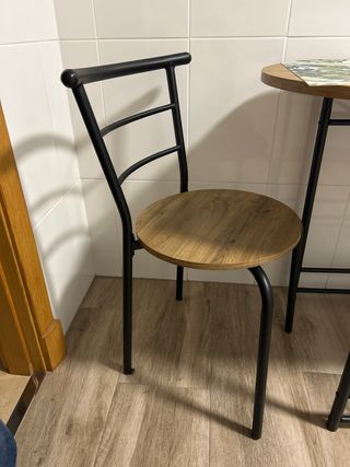 Mesa de cocina y 2 sillas
