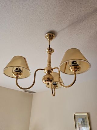 Lámpara de techo dorada con pantalla beige