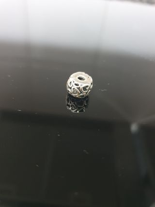 Charm plata con corazones calados