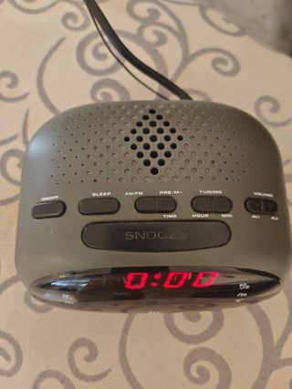 Radiosveglia grigia con display digitale