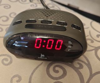 Radiosveglia grigia con display digitale