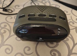 Radiosveglia grigia con display digitale