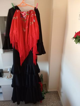 Traje de flamenca negro con mantón rojo