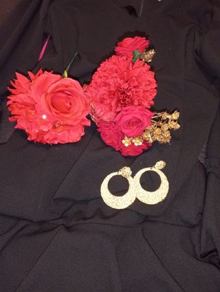 Traje de flamenca negro con mantón rojo