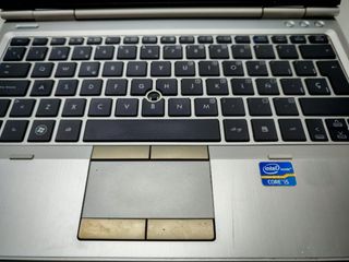Portátil HP Elitebook i5 13'1 pulgadas funcionando