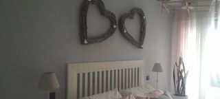Cabecero, mesillas y decoración de pared