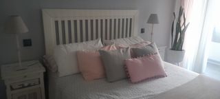 Cabecero, mesillas y decoración de pared