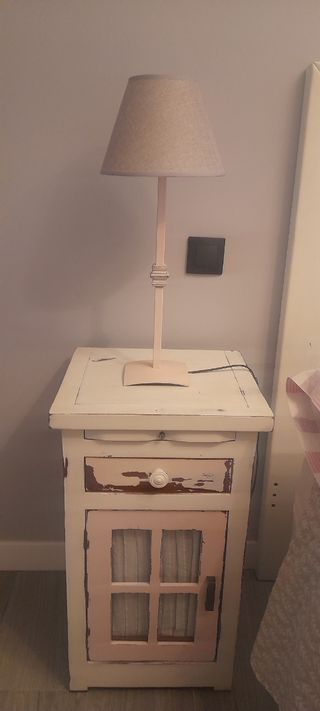 Cabecero, mesillas y decoración de pared