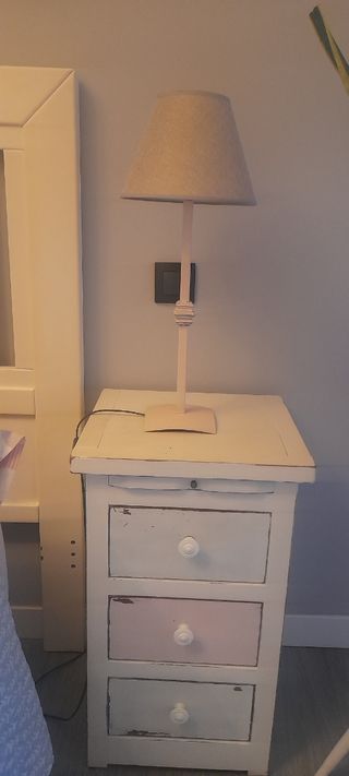 Cabecero, mesillas y decoración de pared