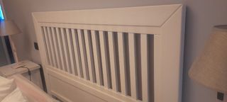 Cabecero, mesillas y decoración de pared