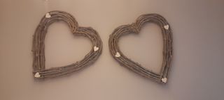 Cabecero, mesillas y decoración de pared