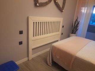 Cabecero, mesillas y decoración de pared